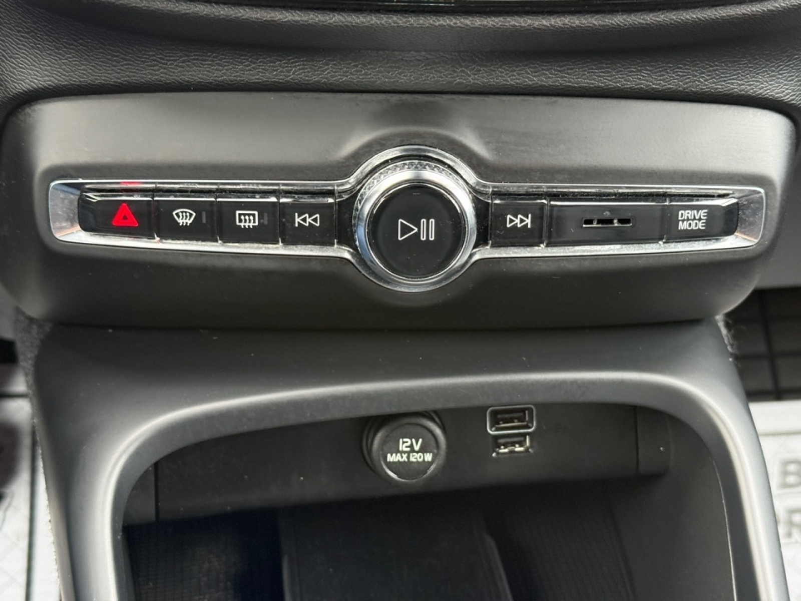 2022 Volvo XC40 T5 Momentum, 39259, Photo