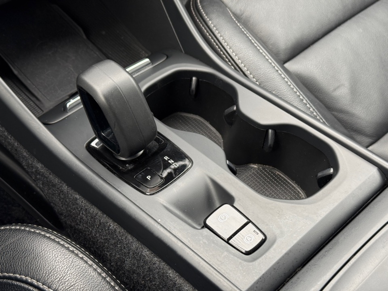 2022 Volvo XC40 T5 Momentum, 39259, Photo