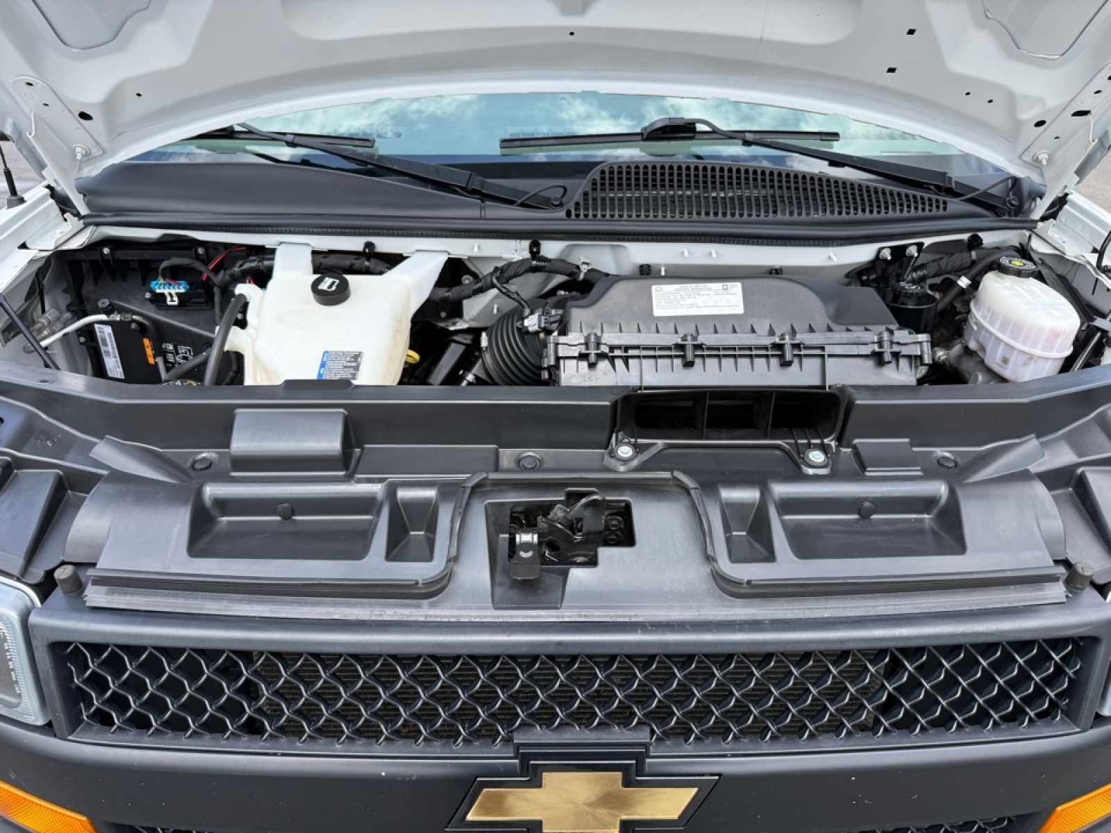 2023 Chevrolet Express Cutaway Work Van, 39787, Photo