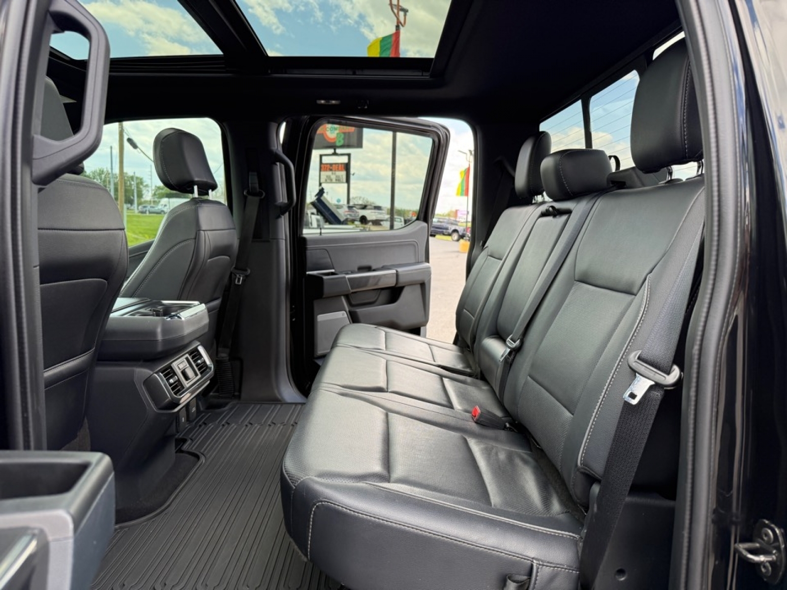2023 Ford F-150 LARIAT, 39874, Photo