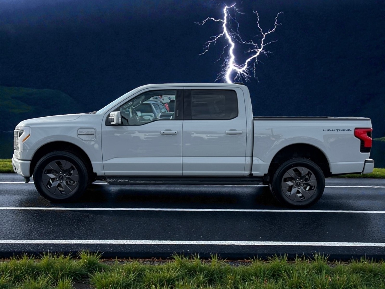 2023 Ford F-150 Lightning LARIAT, 39230, Photo