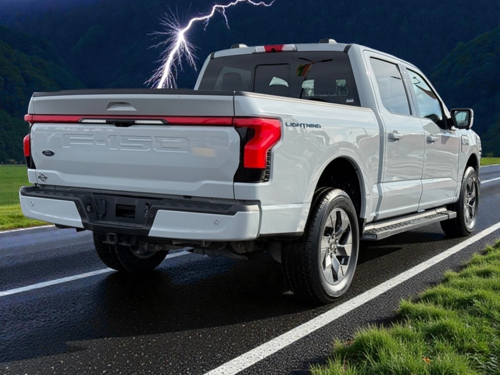 2023 Ford F-150 Lightning LARIAT, 39230, Photo