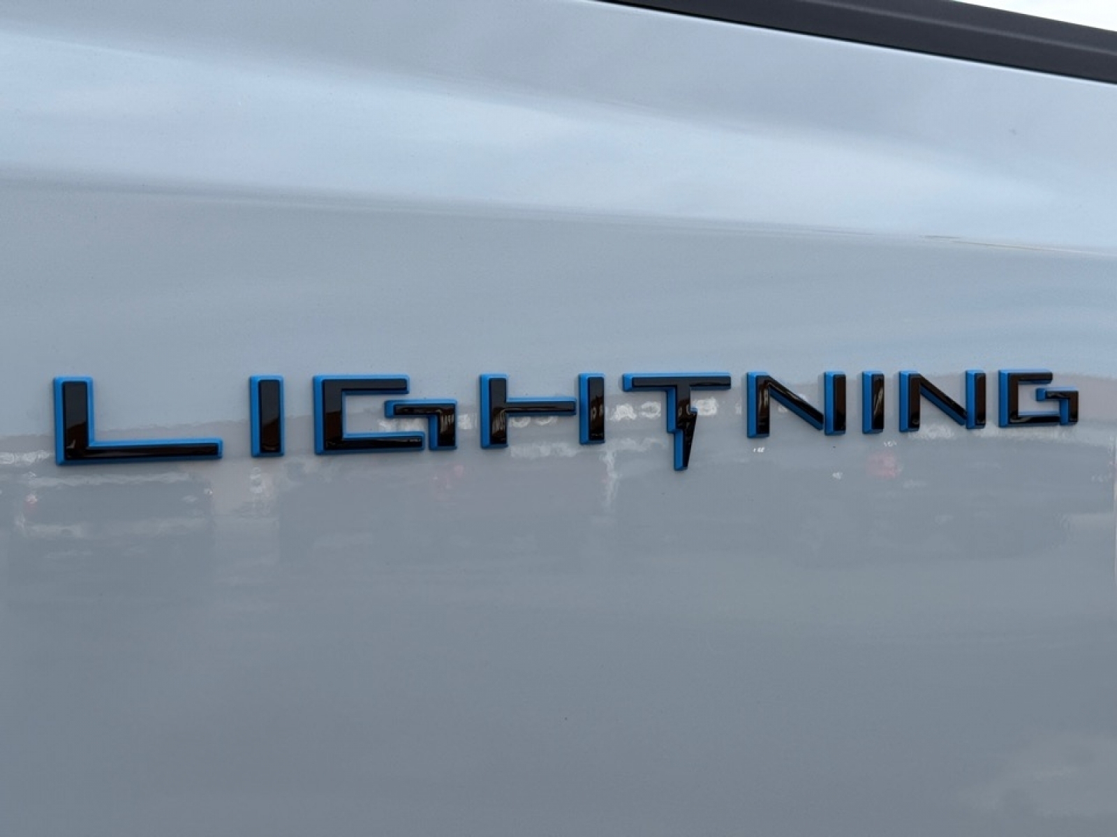 2023 Ford F-150 Lightning LARIAT, 39230, Photo