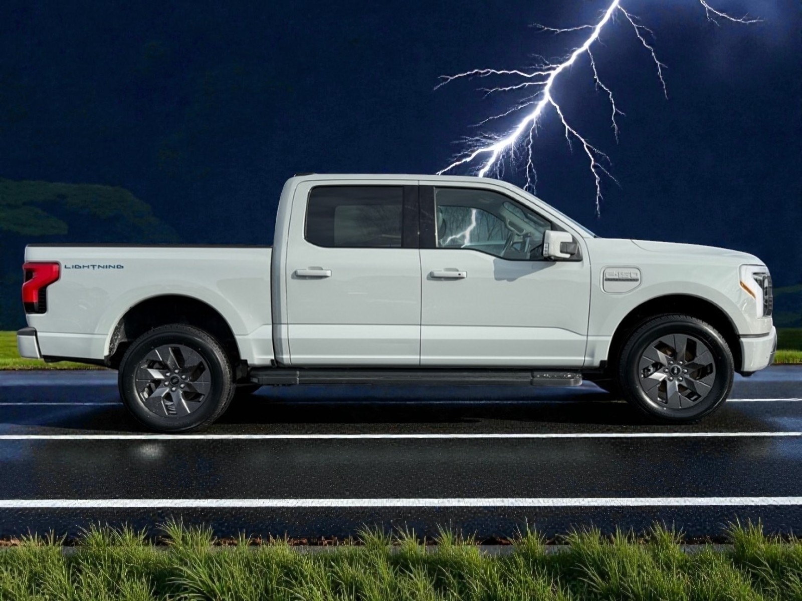 2023 Ford F-150 Lightning LARIAT, 39230, Photo