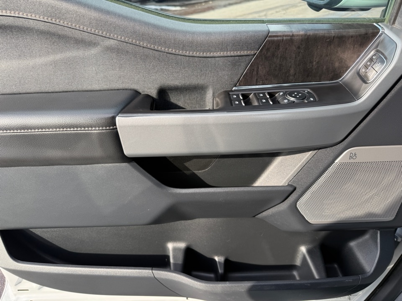 2023 Ford F-150 Lightning LARIAT, 39230, Photo