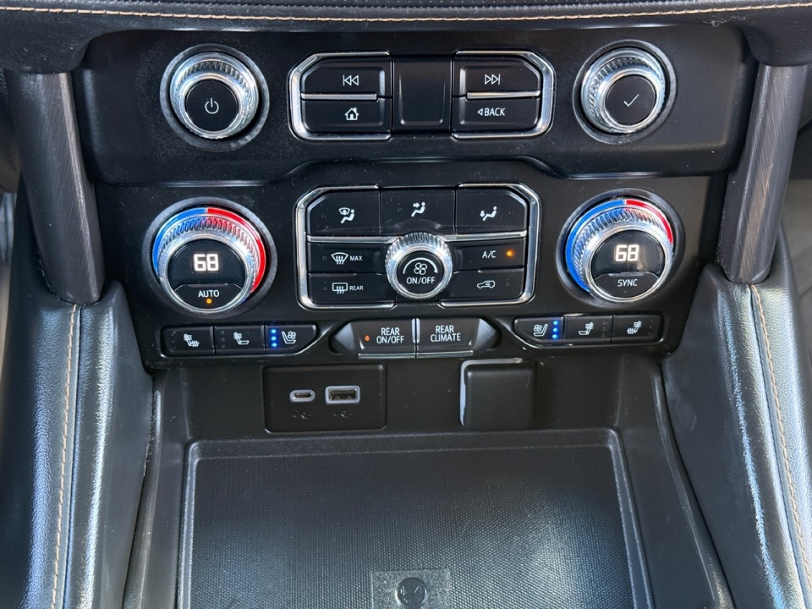 2023 GMC Yukon 4WD AT4, 38697B, Photo