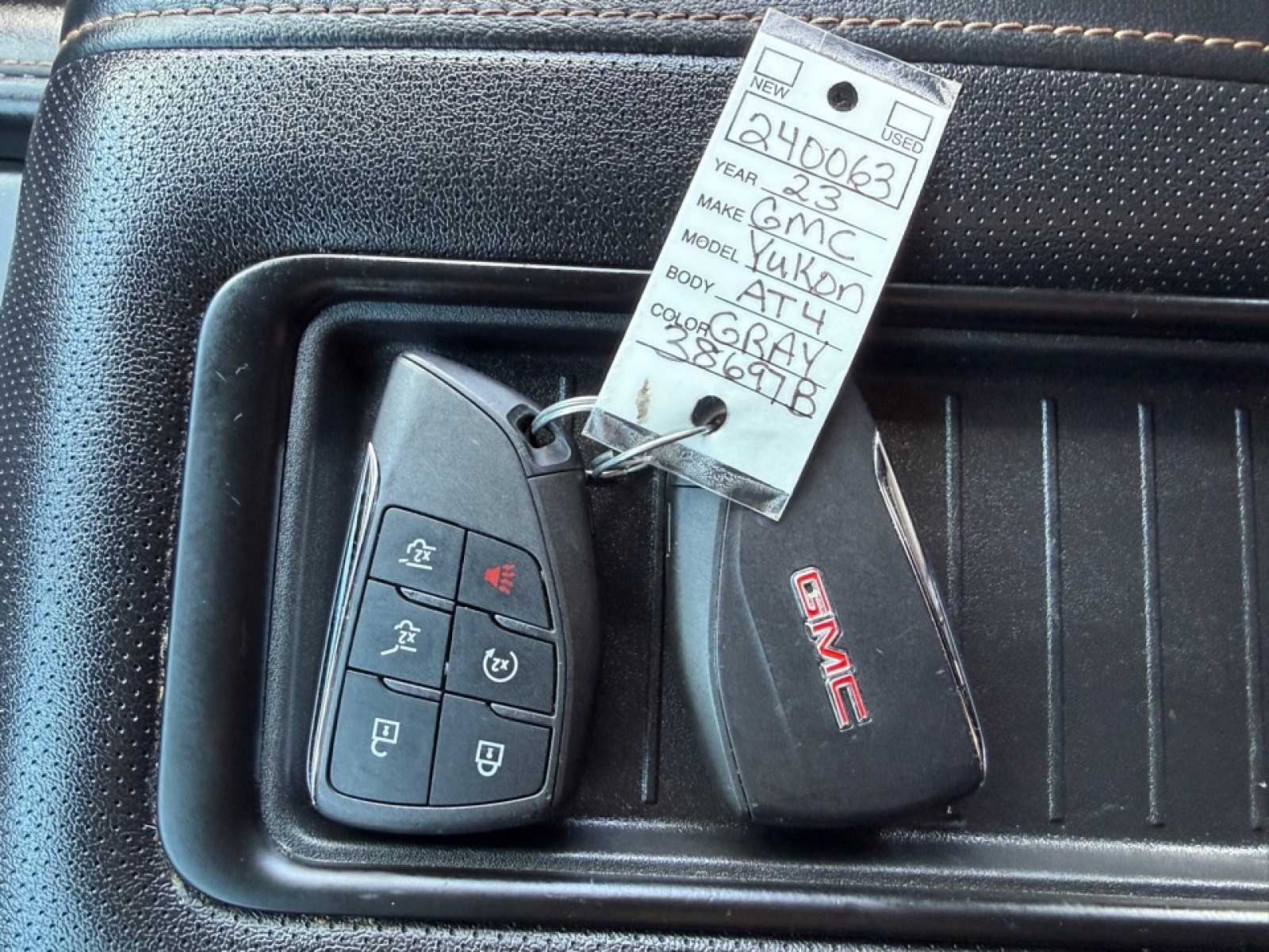 2023 GMC Yukon 4WD AT4, 38697B, Photo