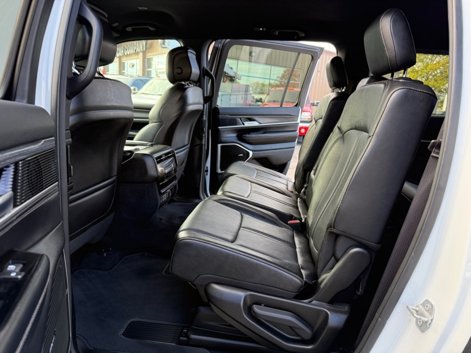 2023 Jeep Wagoneer L Series III 4x4, 39095, Photo