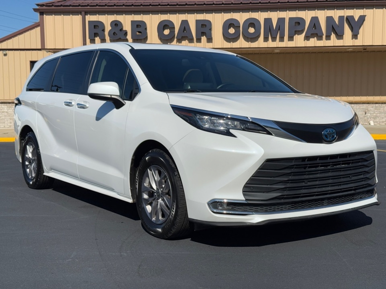 2023 Toyota Sienna XLE photo 2