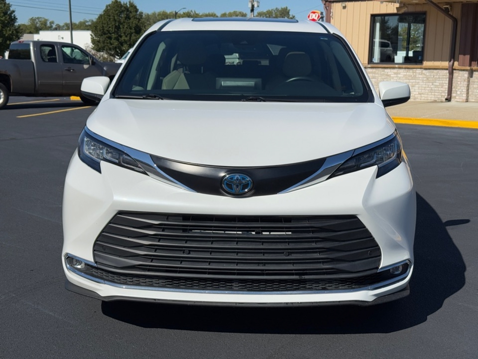 2023 Toyota Sienna XLE photo 3
