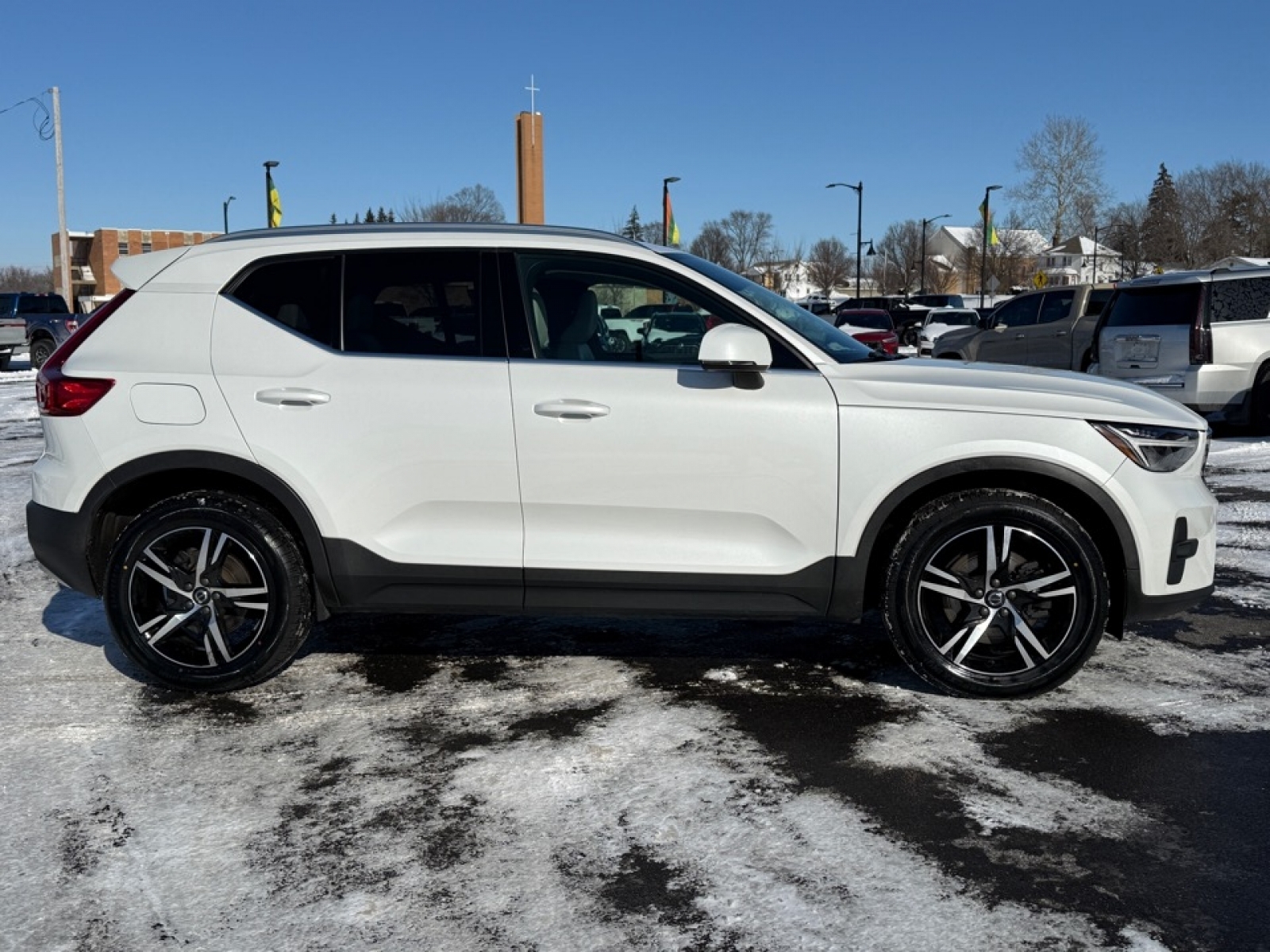 2023 Volvo XC40 B5 Plus Bright Theme, 39451, Photo