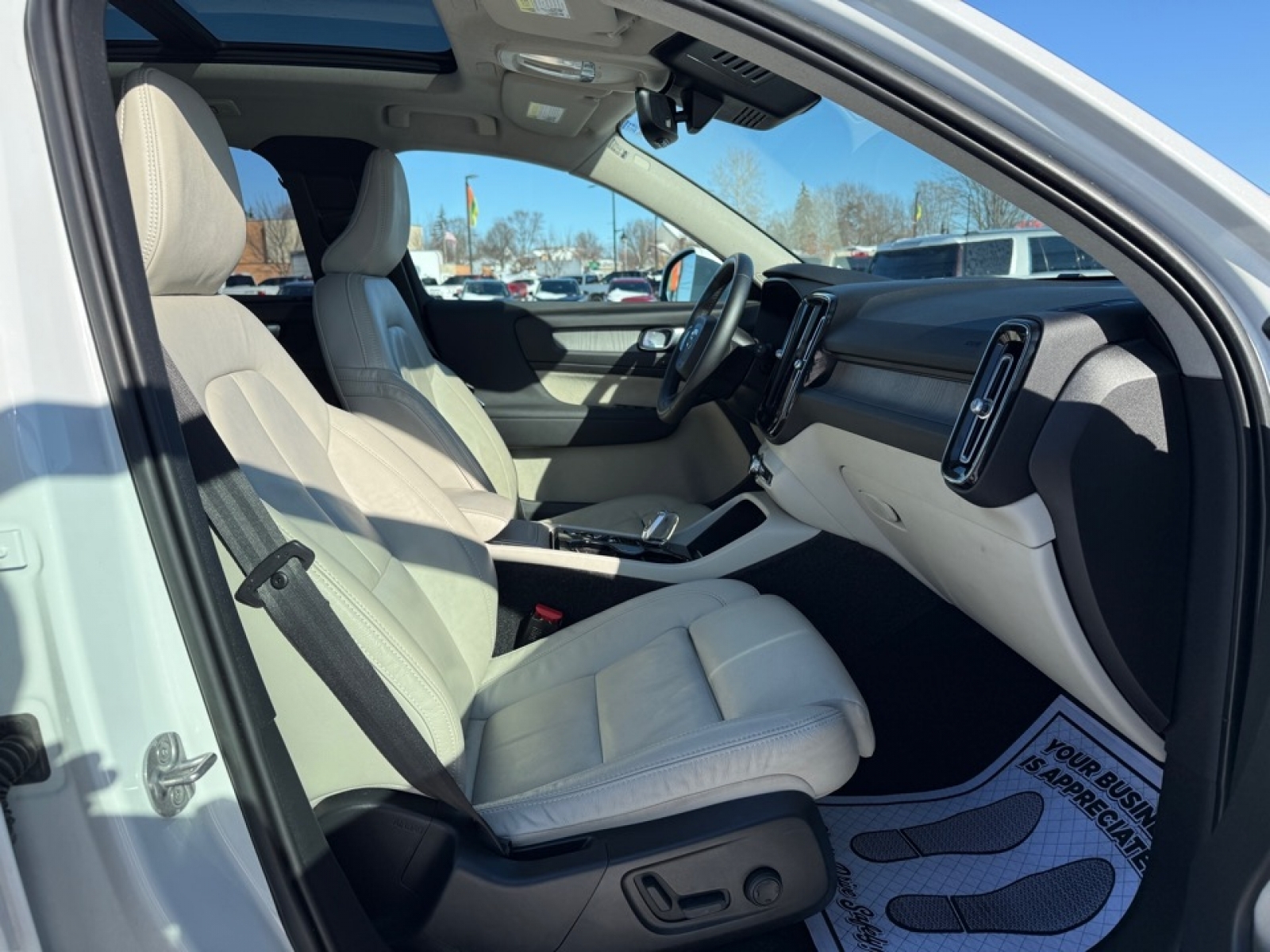 2023 Volvo XC40 B5 Plus Bright Theme, 39451, Photo