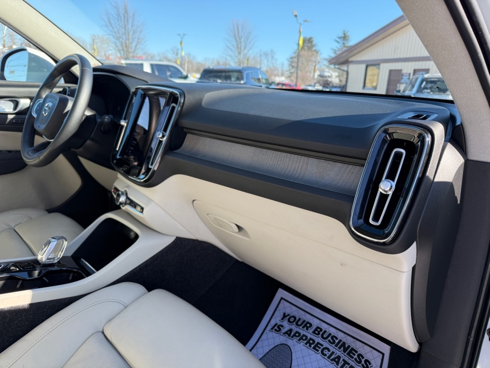 2023 Volvo XC40 B5 Plus Bright Theme, 39451, Photo