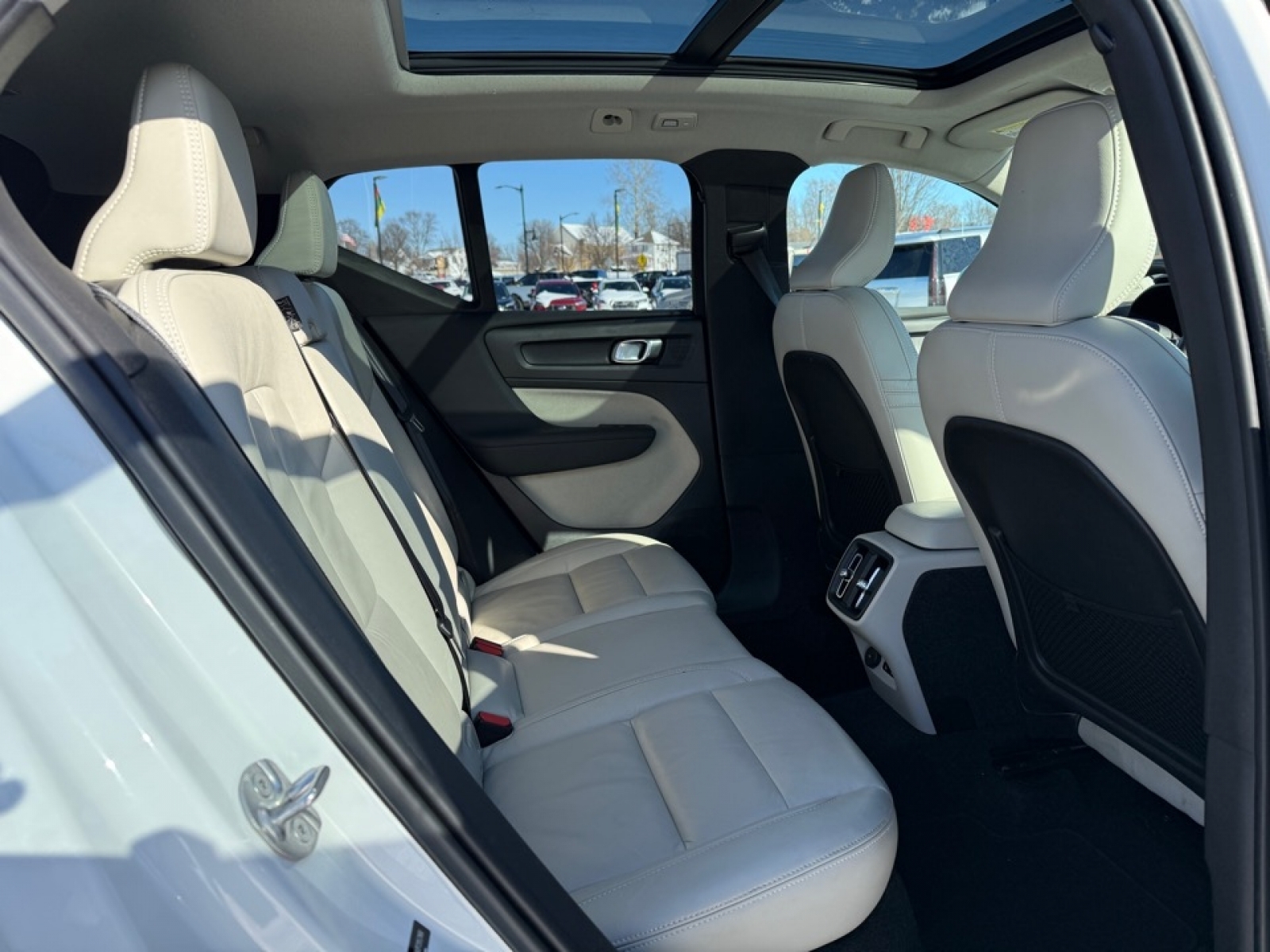 2023 Volvo XC40 B5 Plus Bright Theme, 39451, Photo