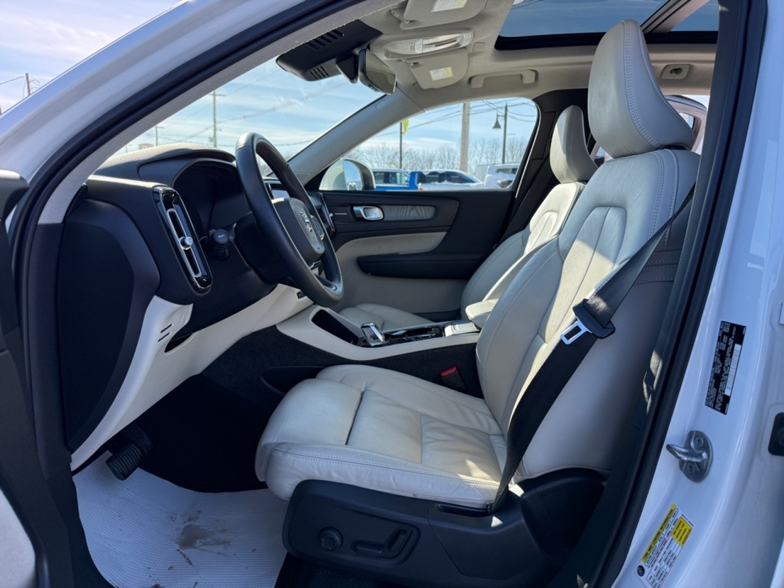 2023 Volvo XC40 B5 Plus Bright Theme, 39451, Photo