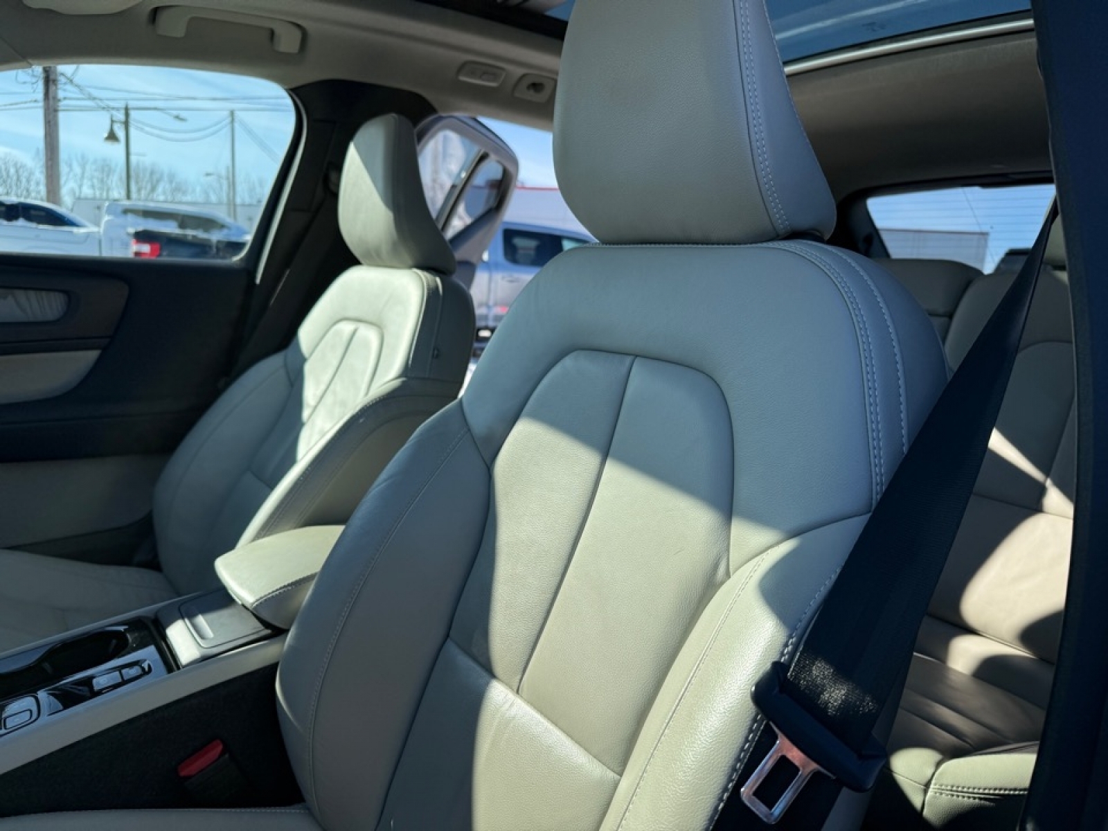 2023 Volvo XC40 B5 Plus Bright Theme, 39451, Photo