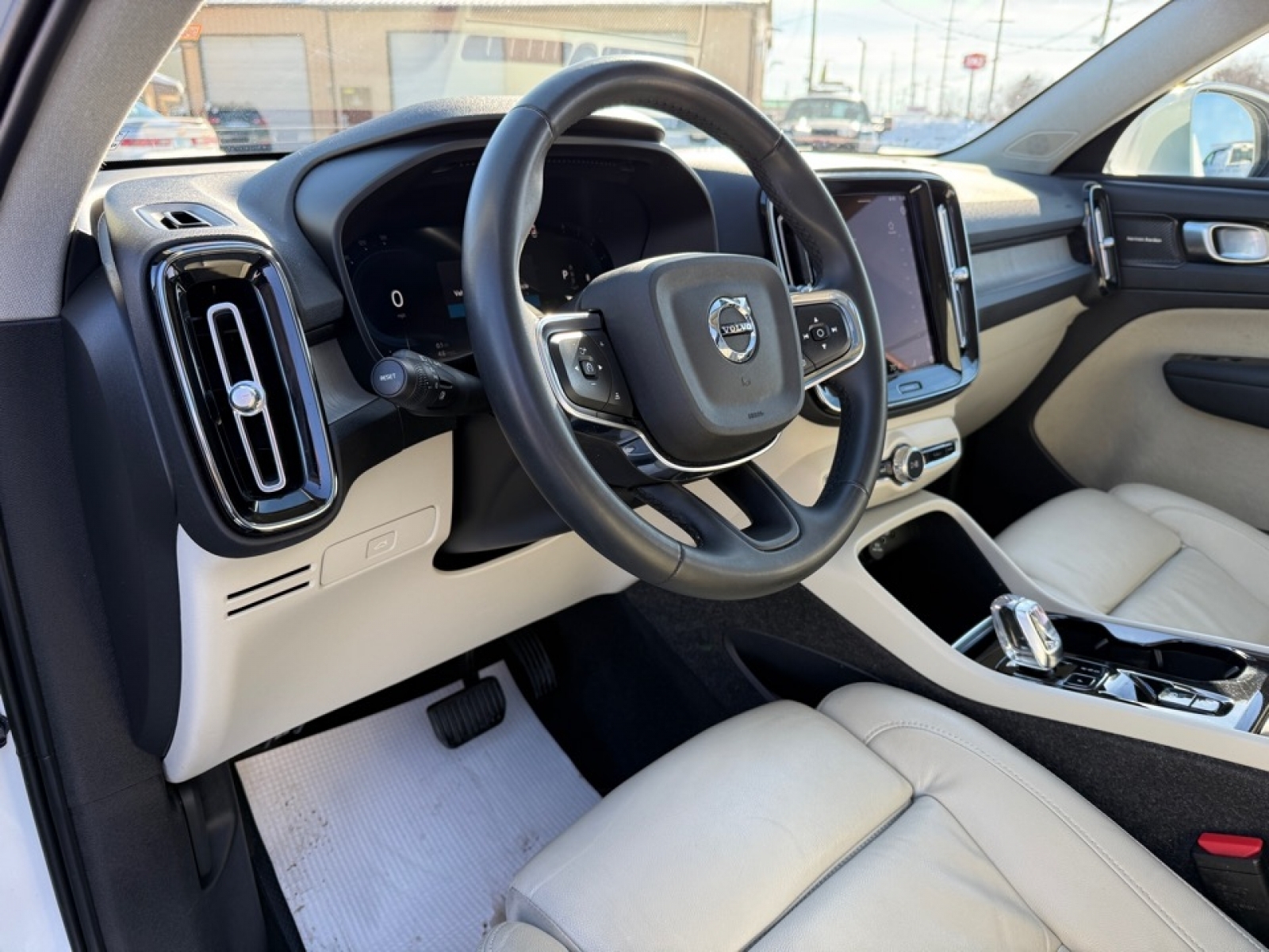 2023 Volvo XC40 B5 Plus Bright Theme, 39451, Photo