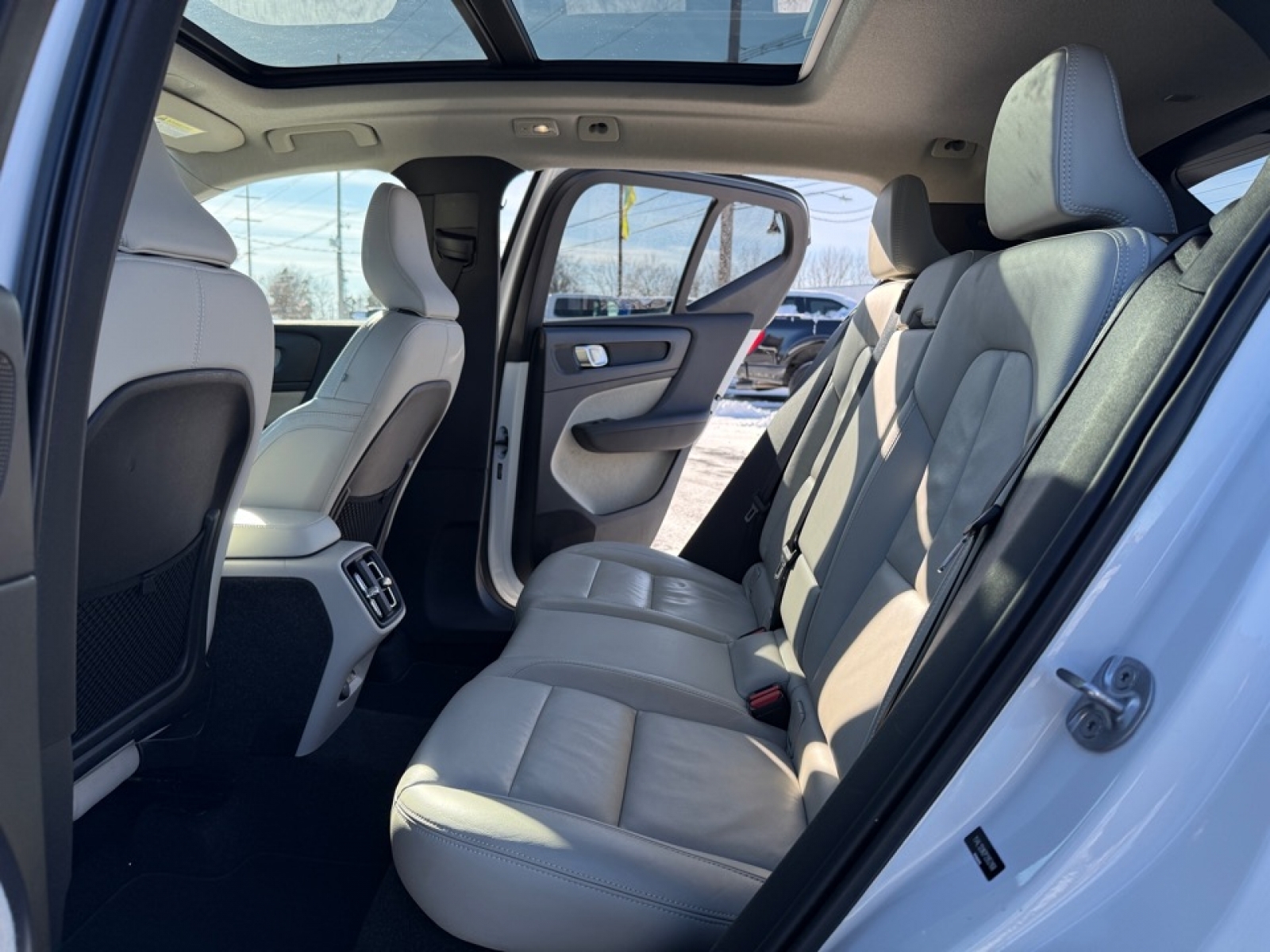 2023 Volvo XC40 B5 Plus Bright Theme, 39451, Photo