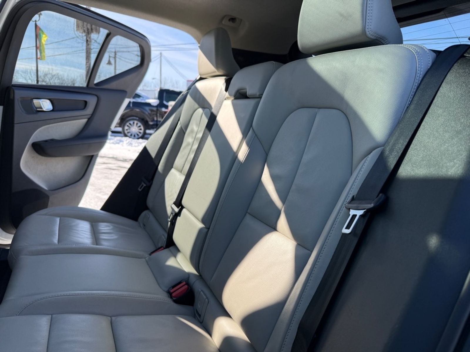 2023 Volvo XC40 B5 Plus Bright Theme, 39451, Photo