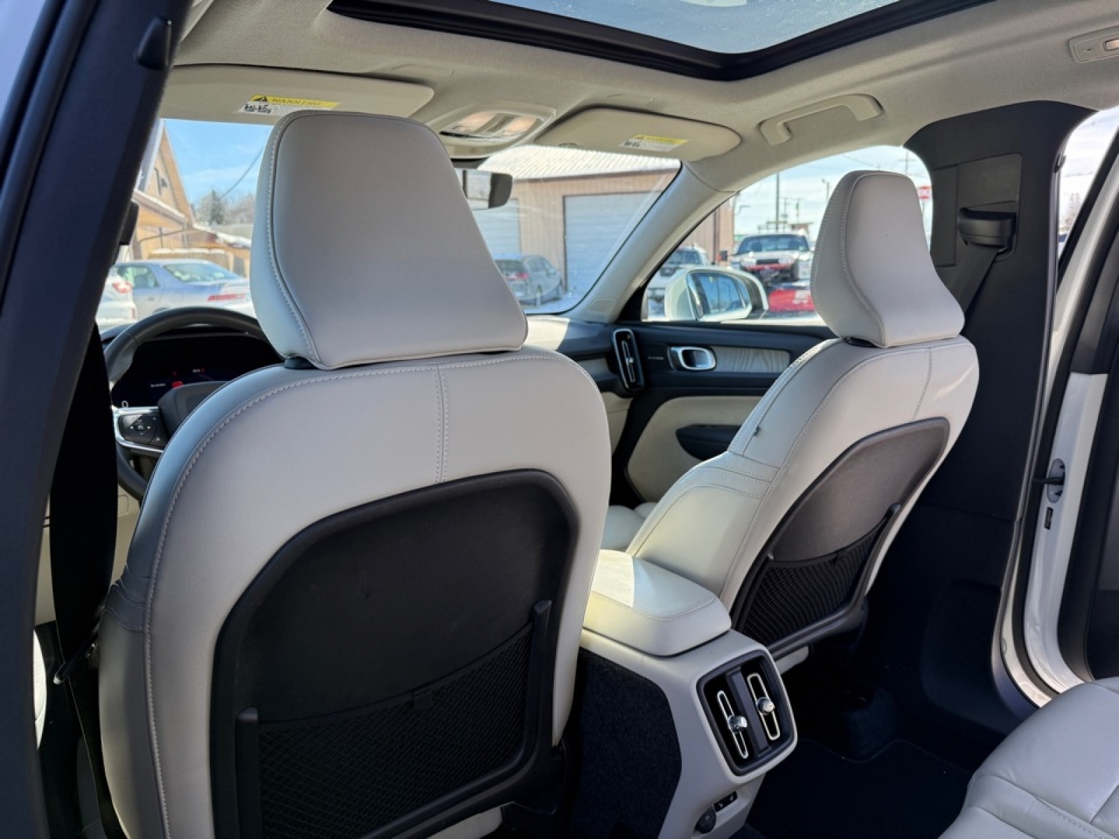 2023 Volvo XC40 B5 Plus Bright Theme, 39451, Photo