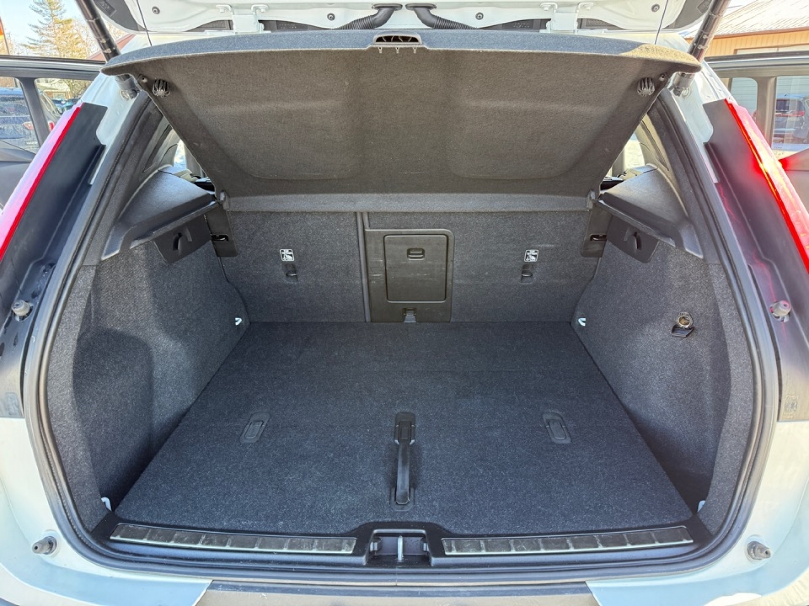 2023 Volvo XC40 B5 Plus Bright Theme, 39451, Photo