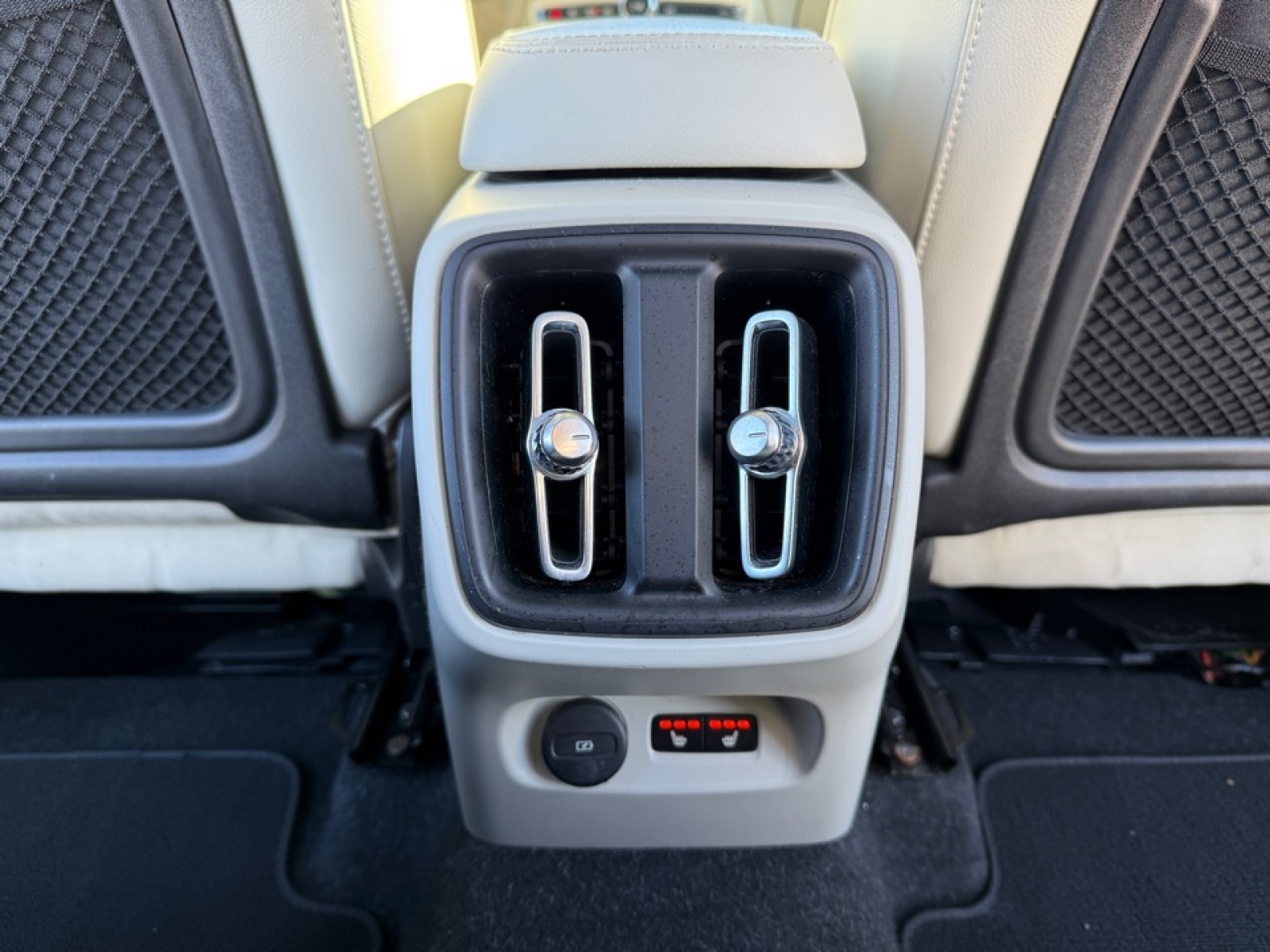 2023 Volvo XC40 B5 Plus Bright Theme, 39451, Photo