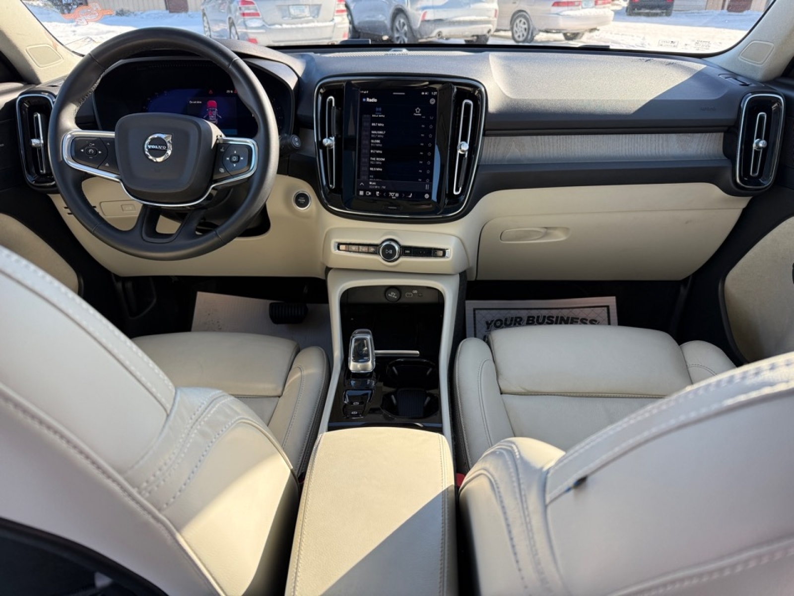 2023 Volvo XC40 B5 Plus Bright Theme, 39451, Photo