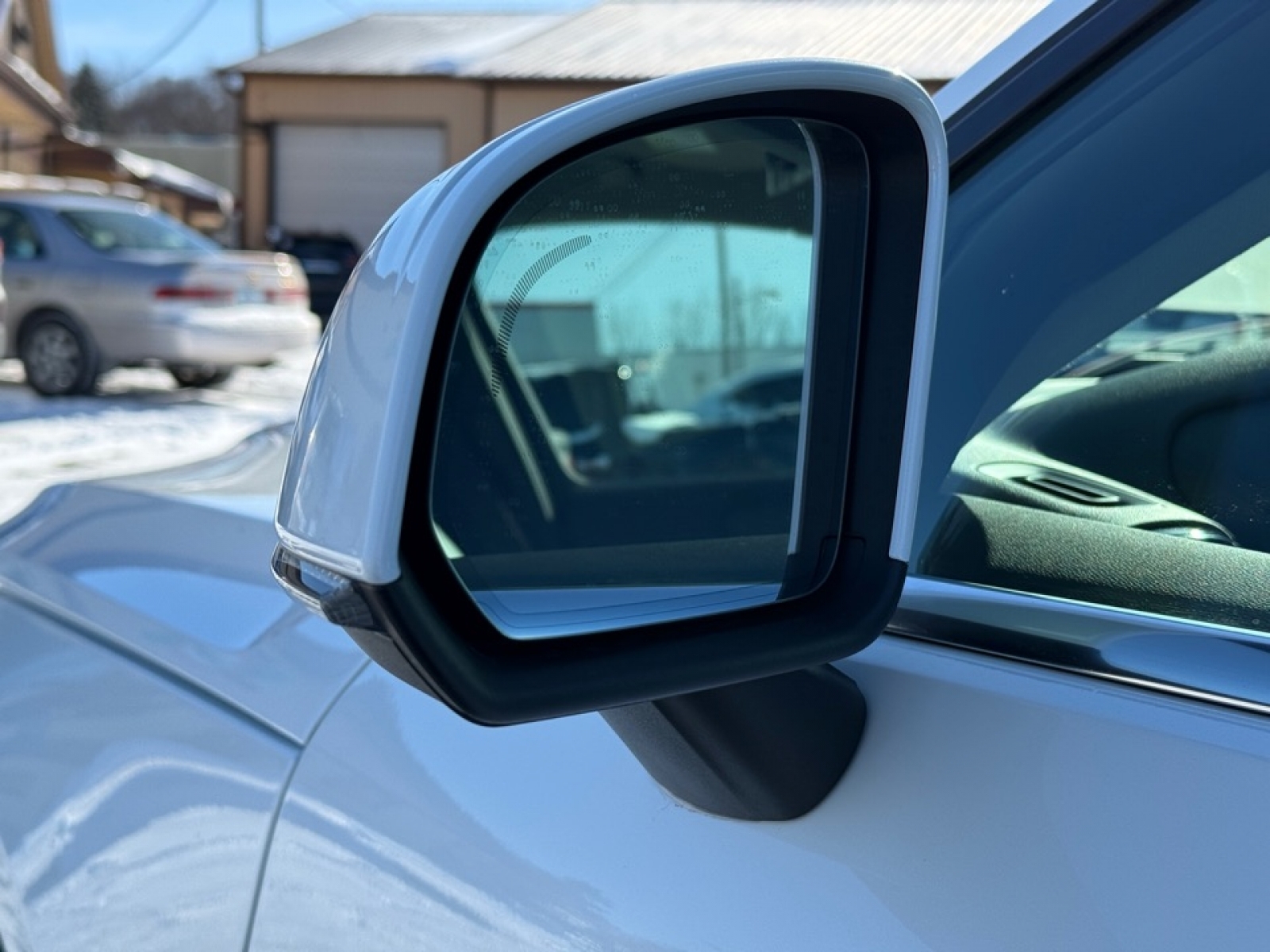 2023 Volvo XC40 B5 Plus Bright Theme, 39451, Photo