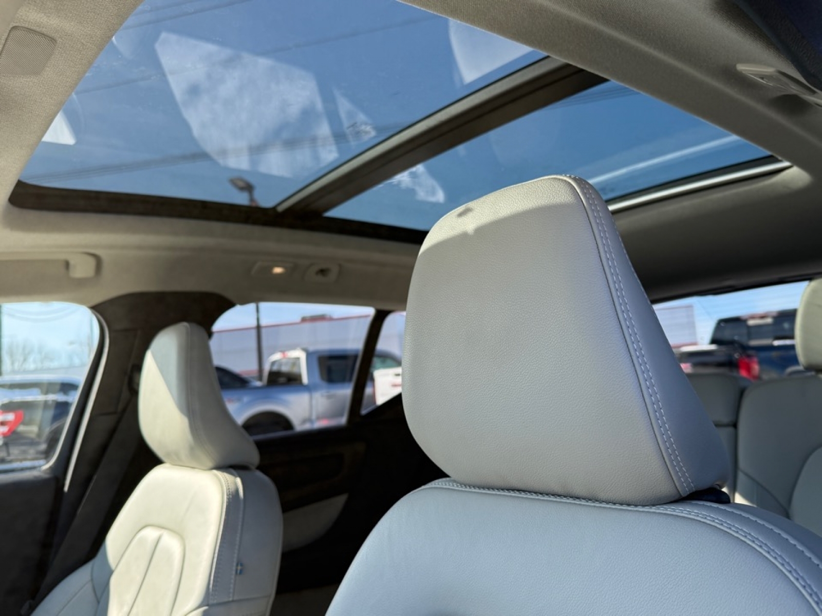 2023 Volvo XC40 B5 Plus Bright Theme, 39451, Photo