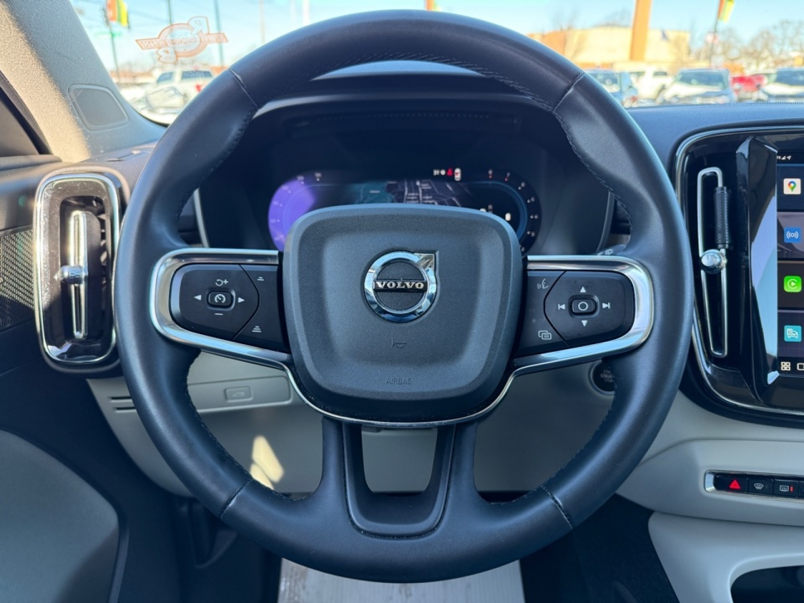 2023 Volvo XC40 B5 Plus Bright Theme, 39451, Photo