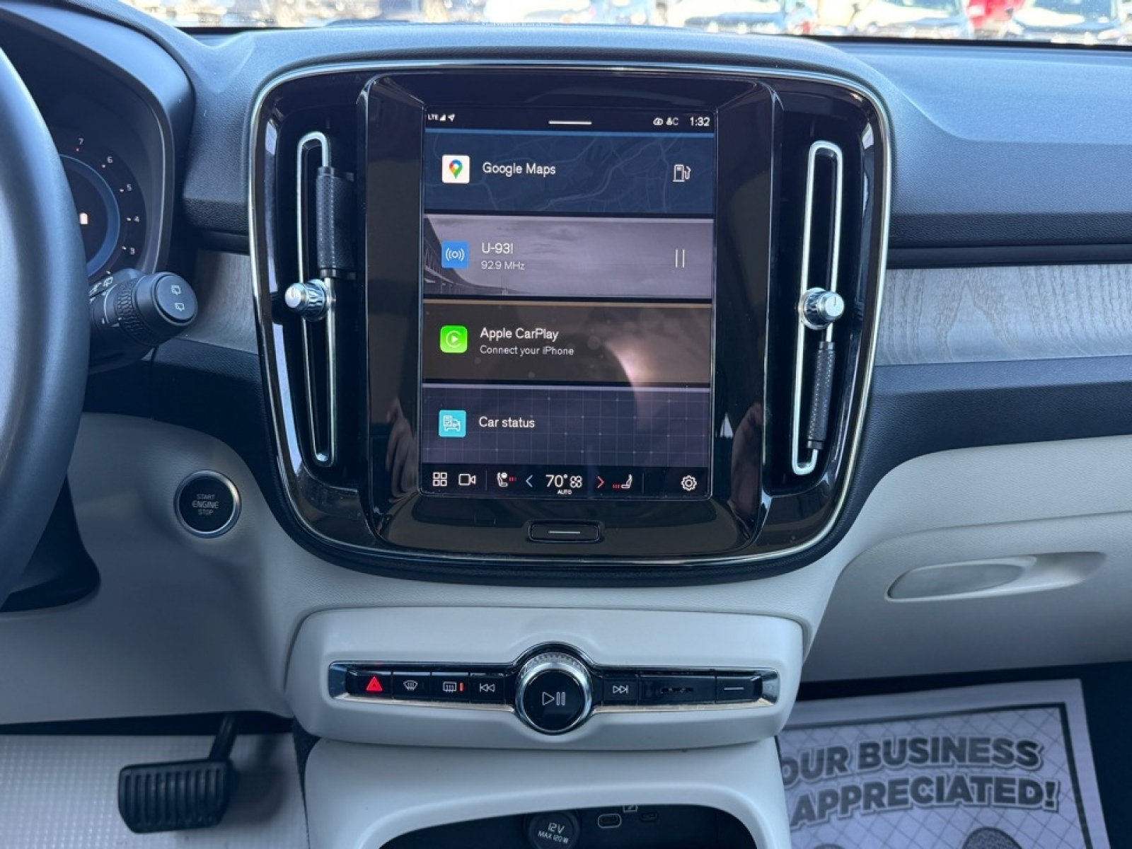 2023 Volvo XC40 B5 Plus Bright Theme, 39451, Photo