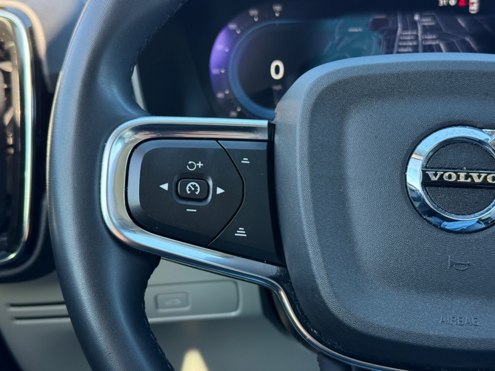 2023 Volvo XC40 B5 Plus Bright Theme, 39451, Photo