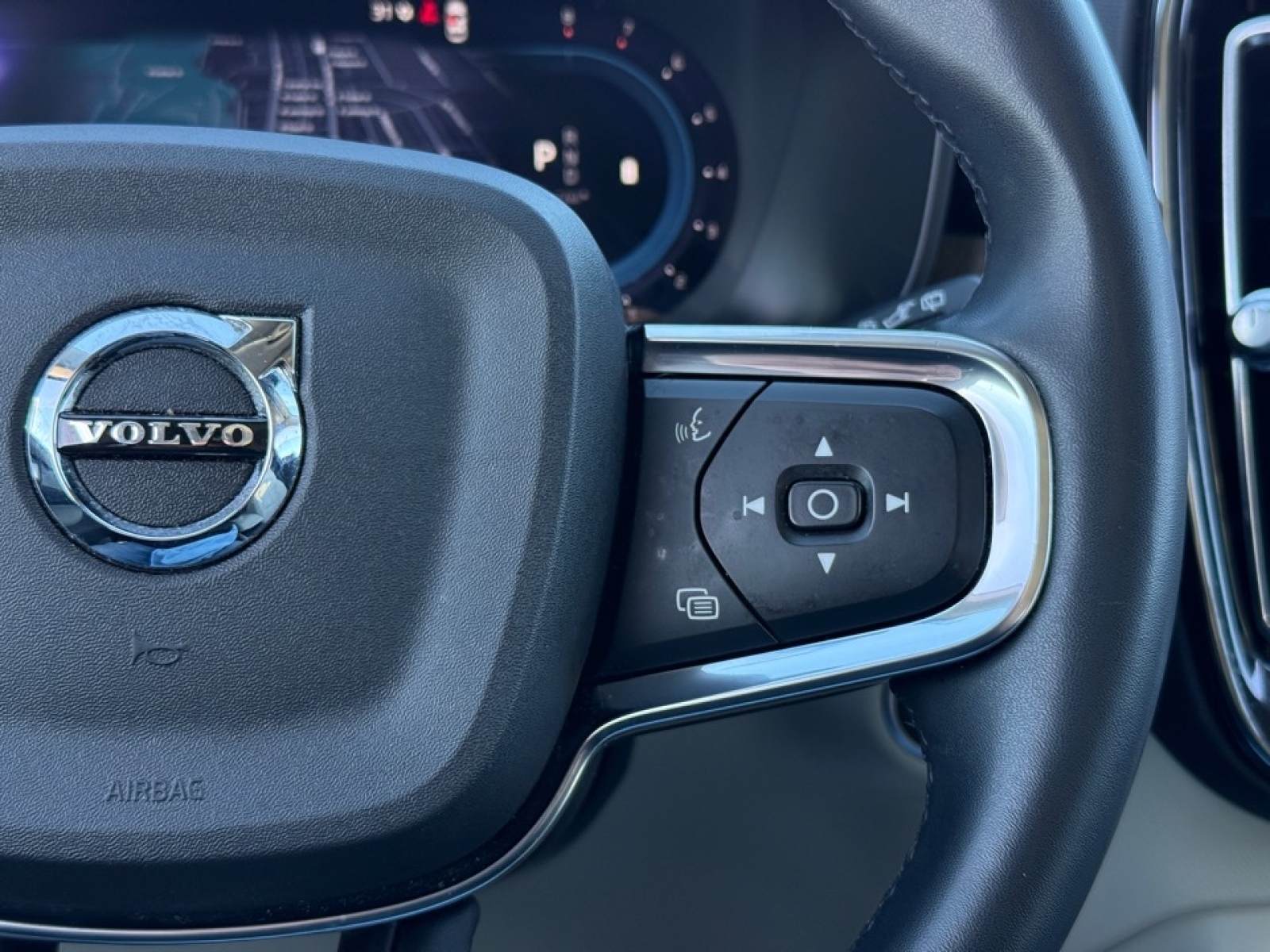 2023 Volvo XC40 B5 Plus Bright Theme, 39451, Photo