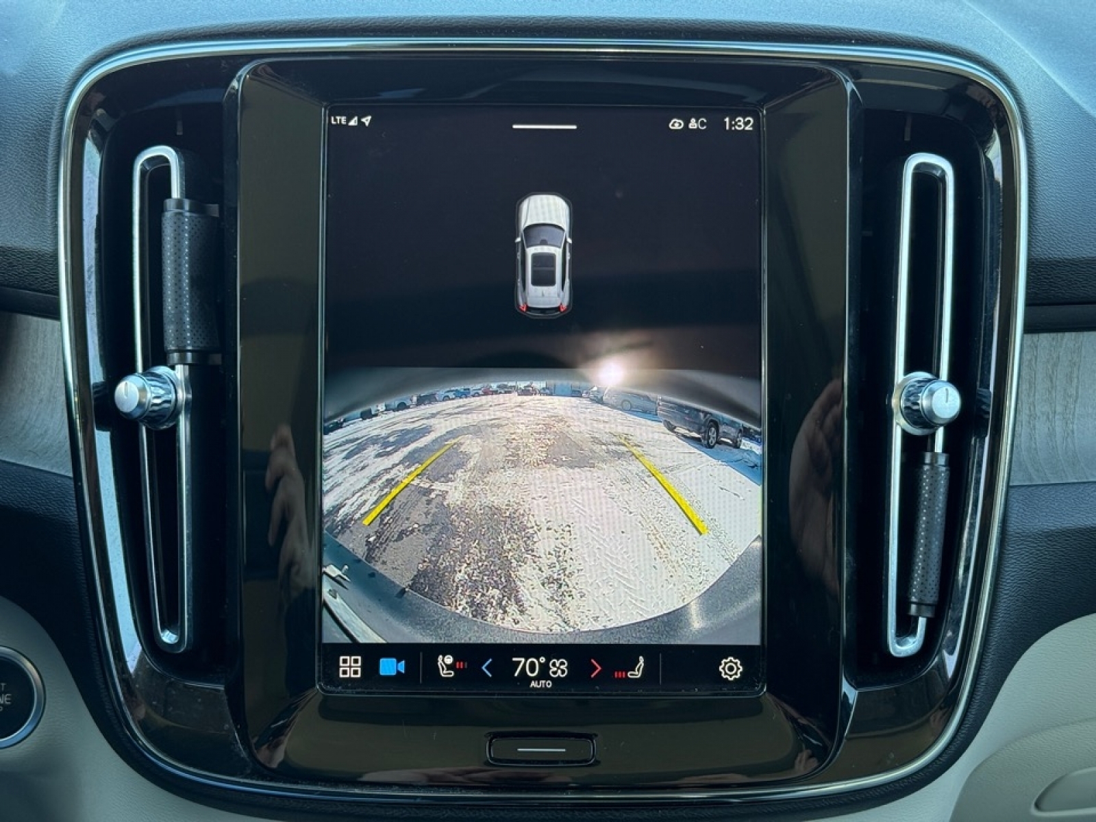 2023 Volvo XC40 B5 Plus Bright Theme, 39451, Photo