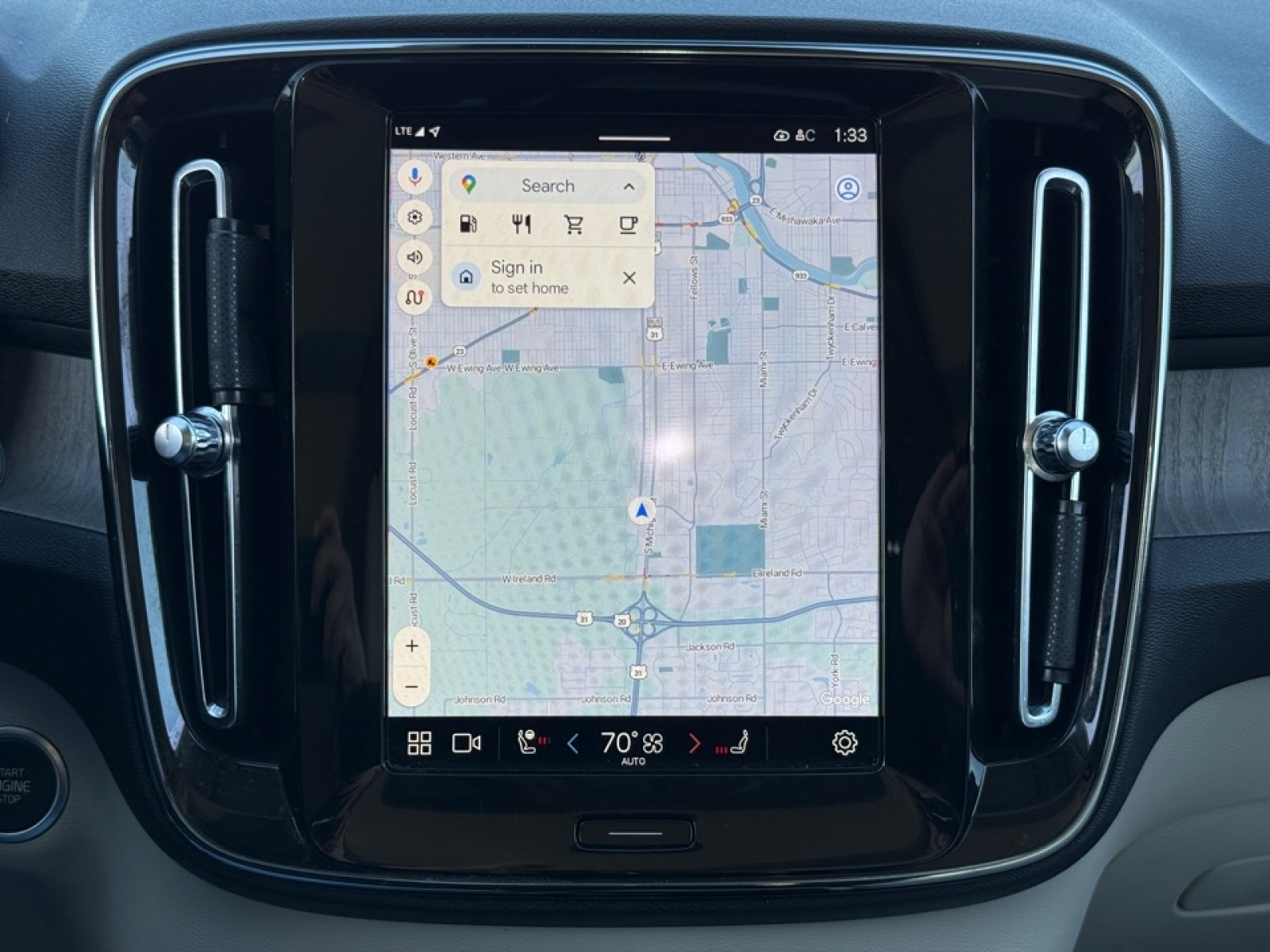 2023 Volvo XC40 B5 Plus Bright Theme, 39451, Photo