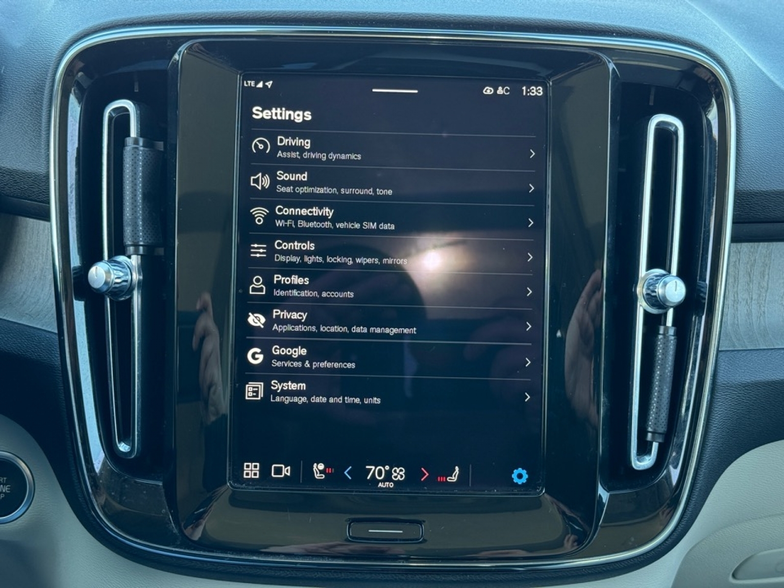 2023 Volvo XC40 B5 Plus Bright Theme, 39451, Photo