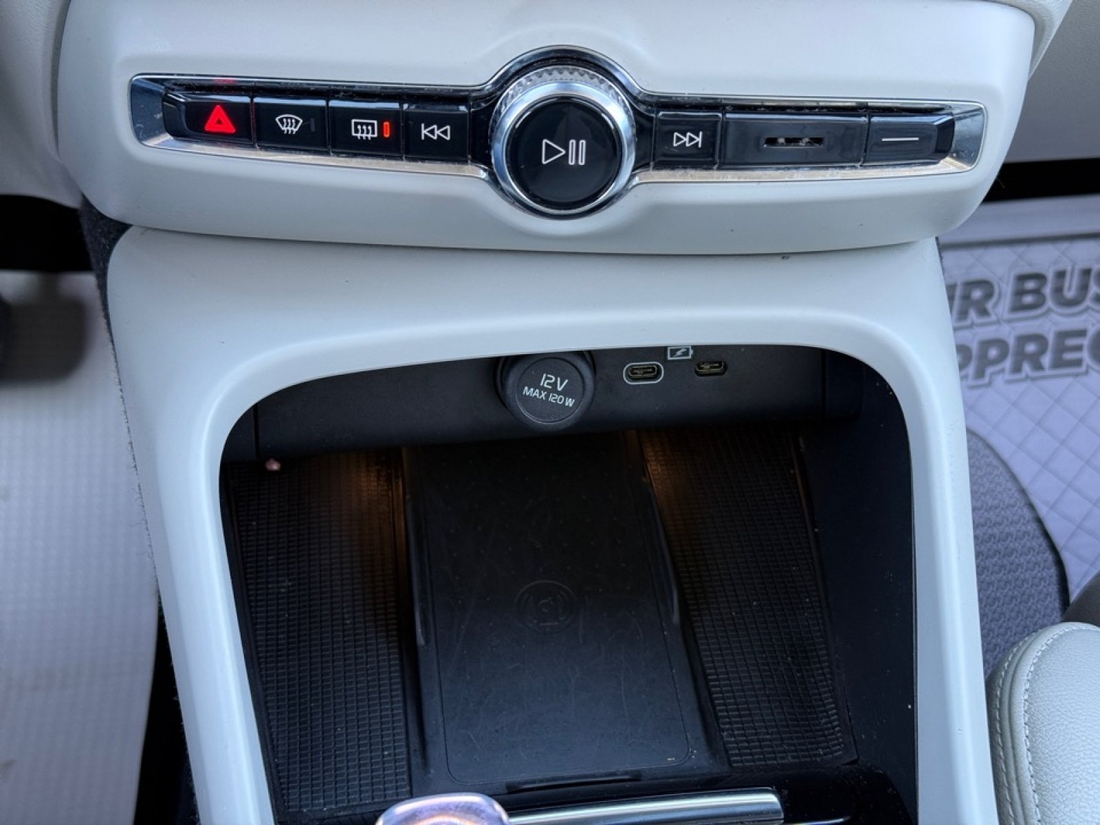 2023 Volvo XC40 B5 Plus Bright Theme, 39451, Photo