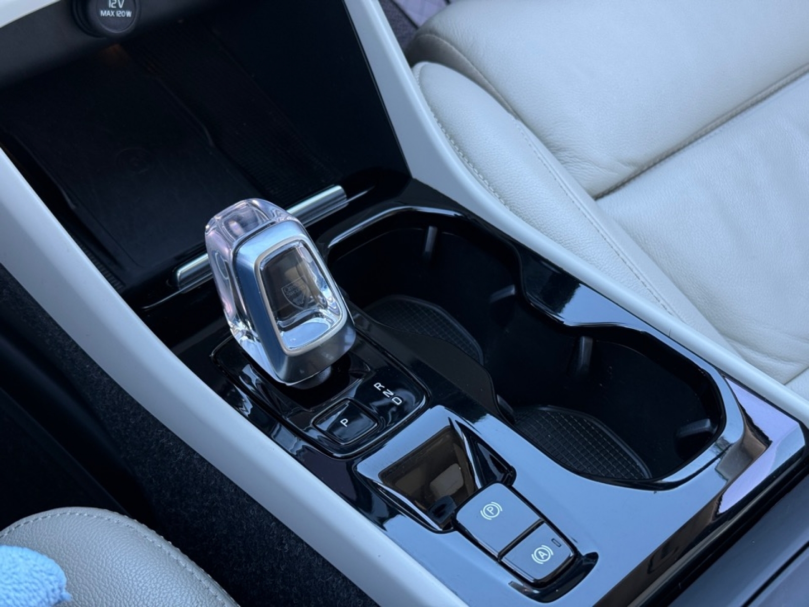 2023 Volvo XC40 B5 Plus Bright Theme, 39451, Photo