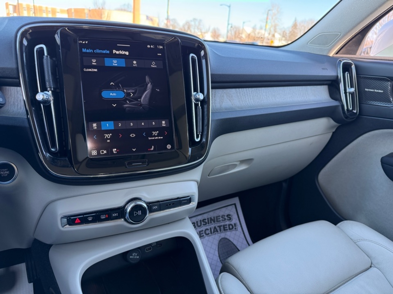 2023 Volvo XC40 B5 Plus Bright Theme, 39451, Photo