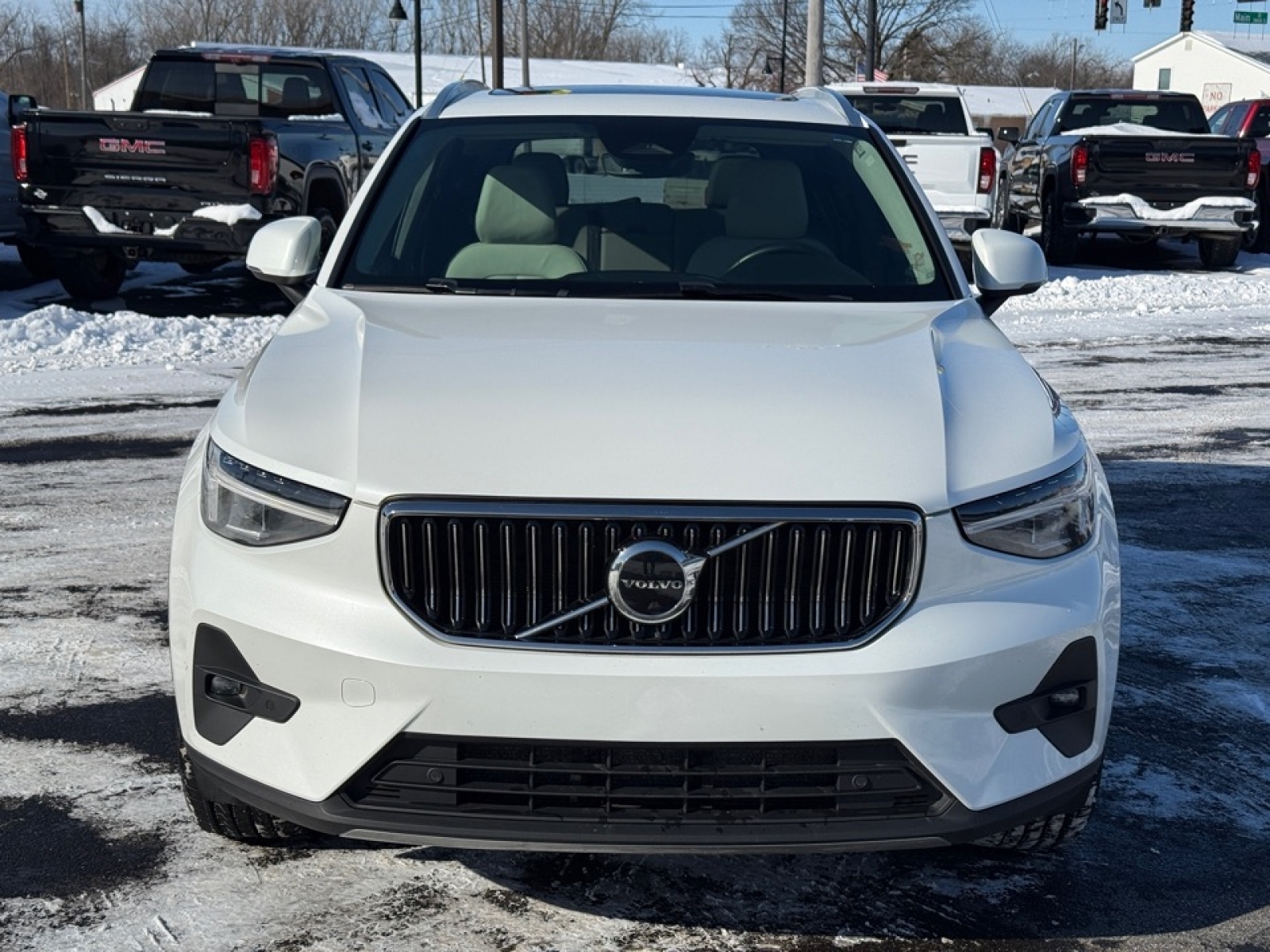 2023 Volvo XC40 B5 Plus Bright Theme, 39451, Photo