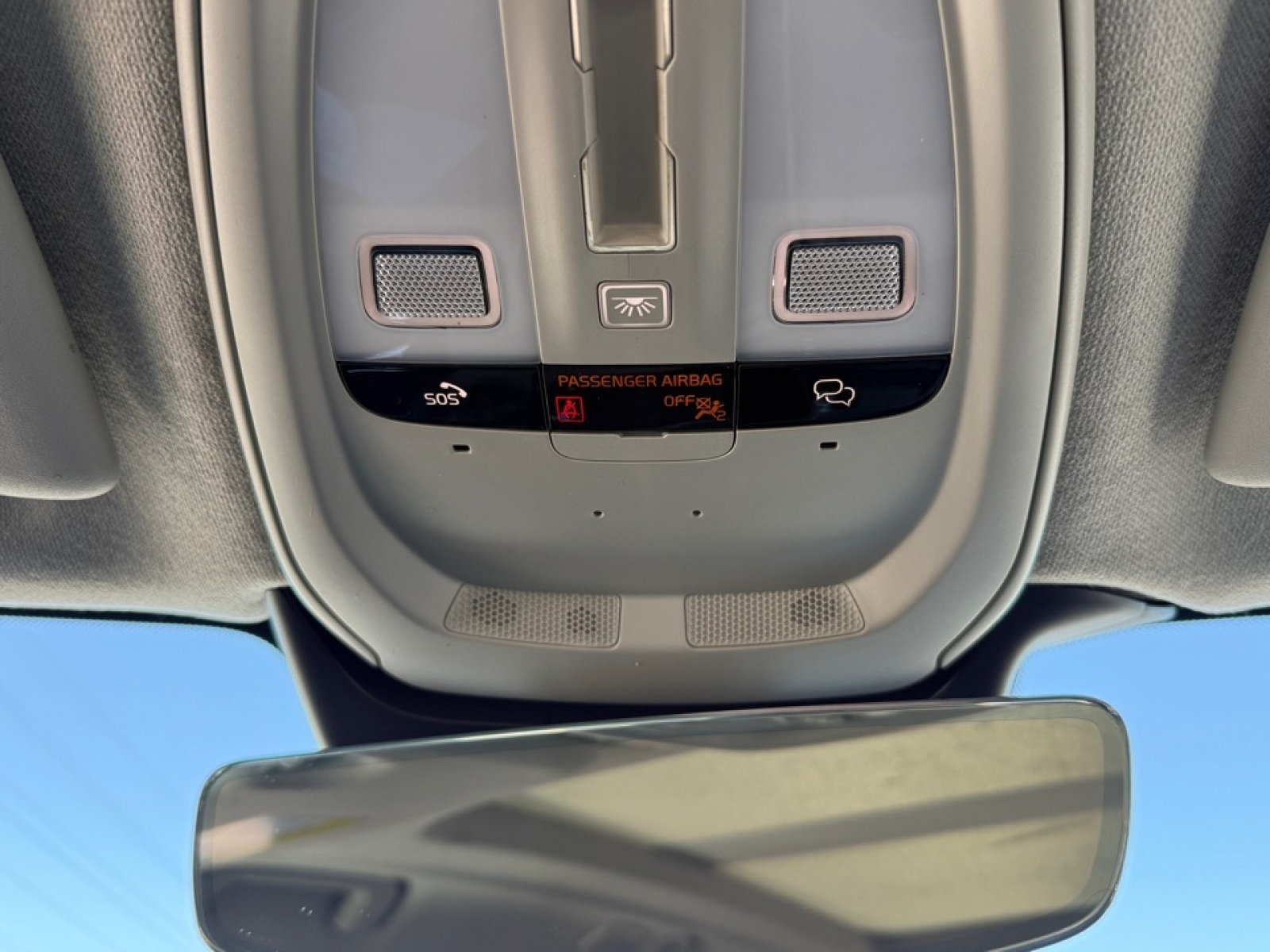 2023 Volvo XC40 B5 Plus Bright Theme, 39451, Photo