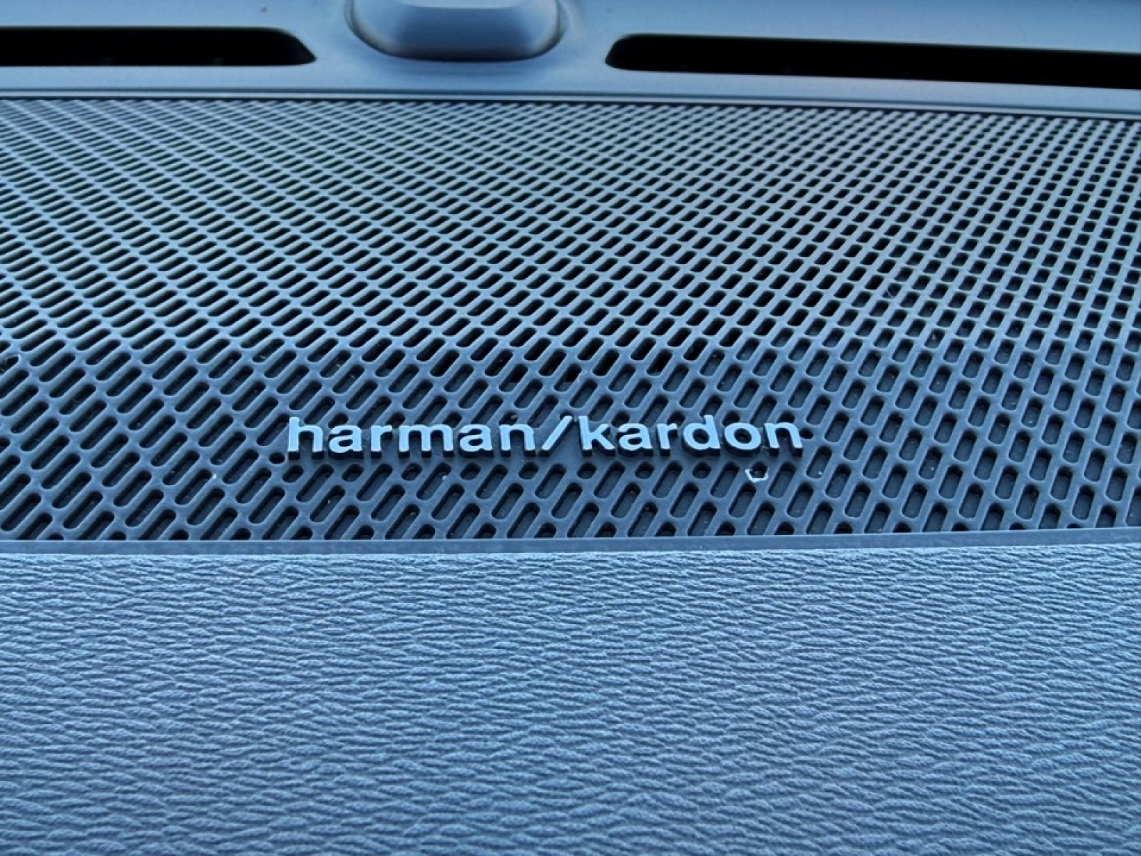 2023 Volvo XC40 B5 Plus Bright Theme, 39451, Photo