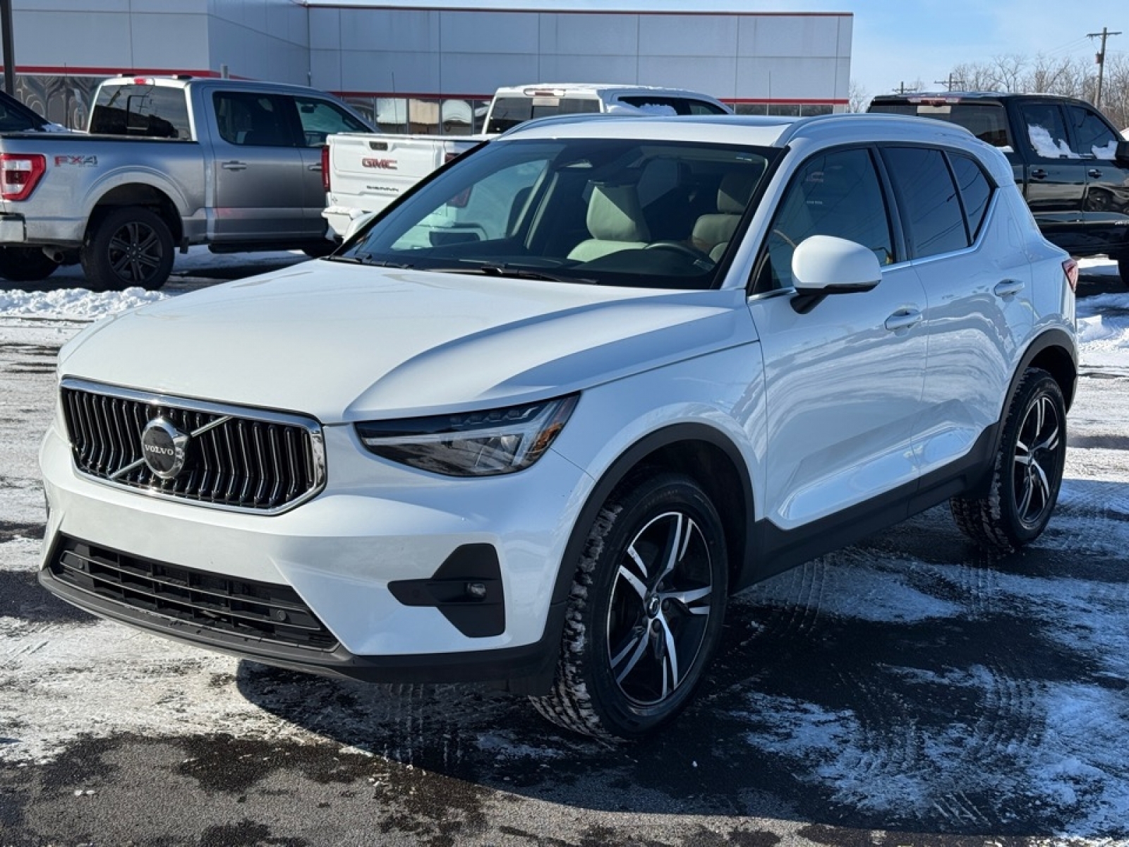 2023 Volvo XC40 B5 Plus Bright Theme, 39451, Photo