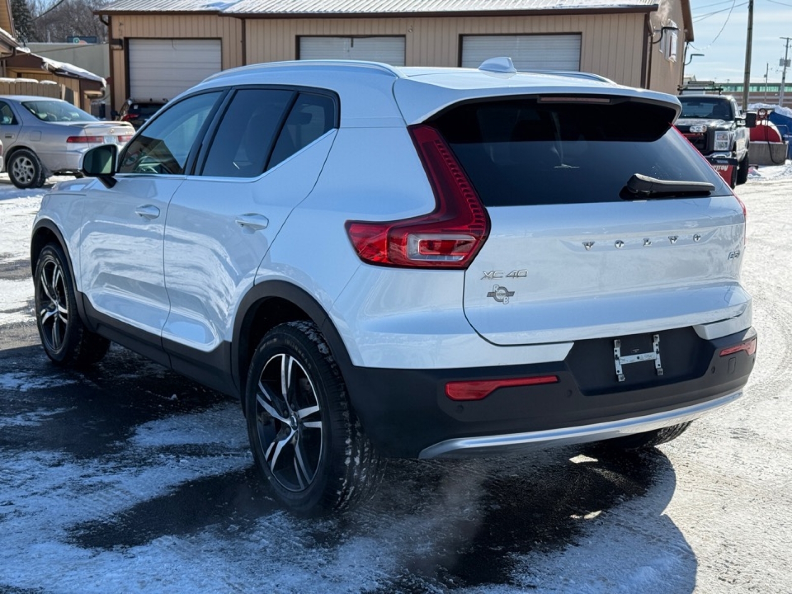 2023 Volvo XC40 B5 Plus Bright Theme, 39451, Photo