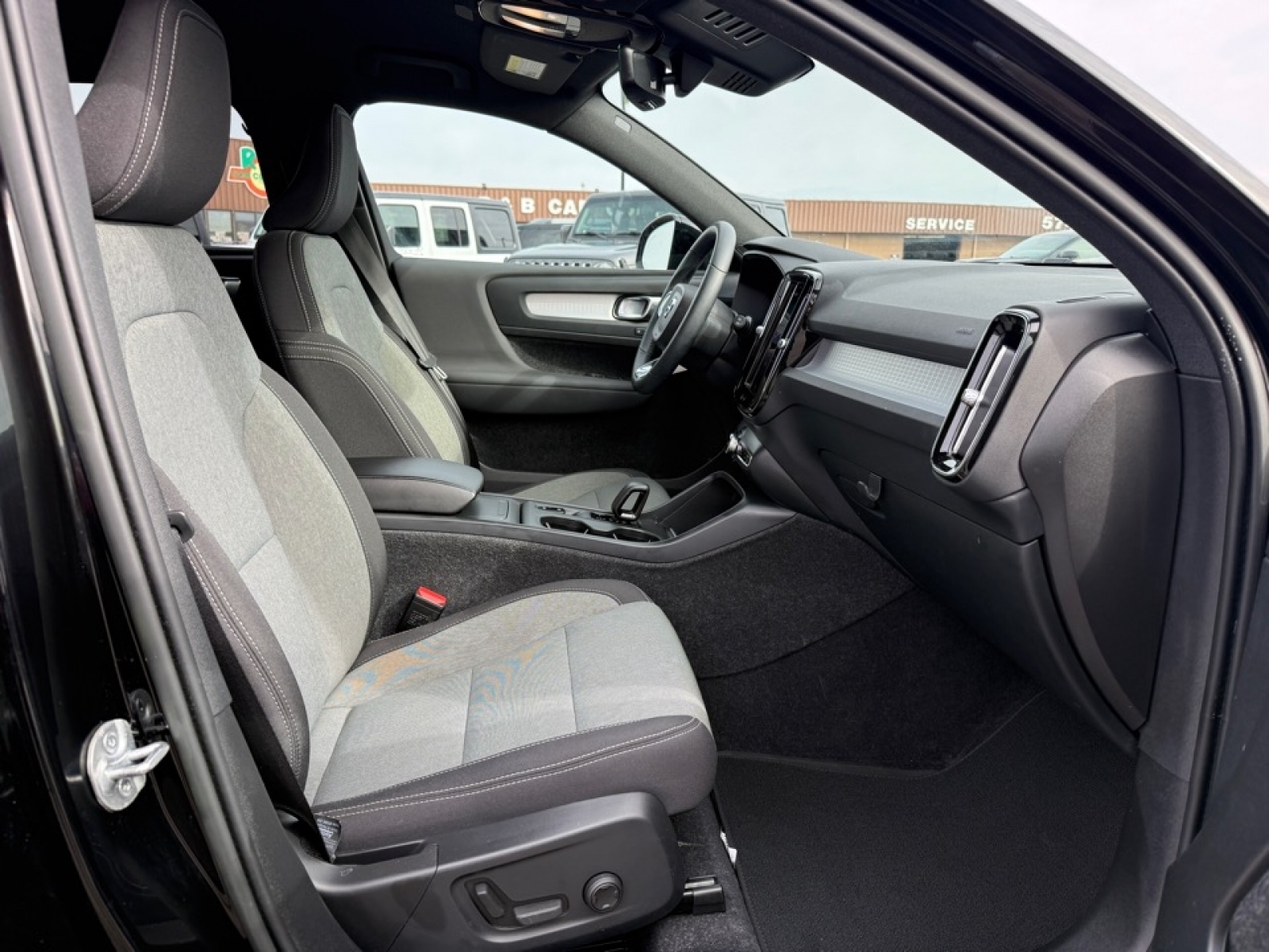 2023 Volvo XC40 B5 Core, 39638, Photo