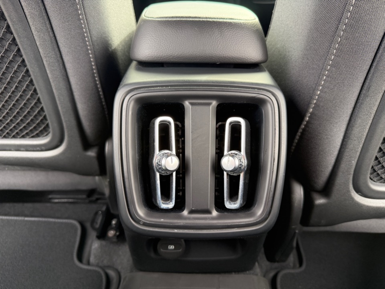 2023 Volvo XC40 B5 Core, 39638, Photo