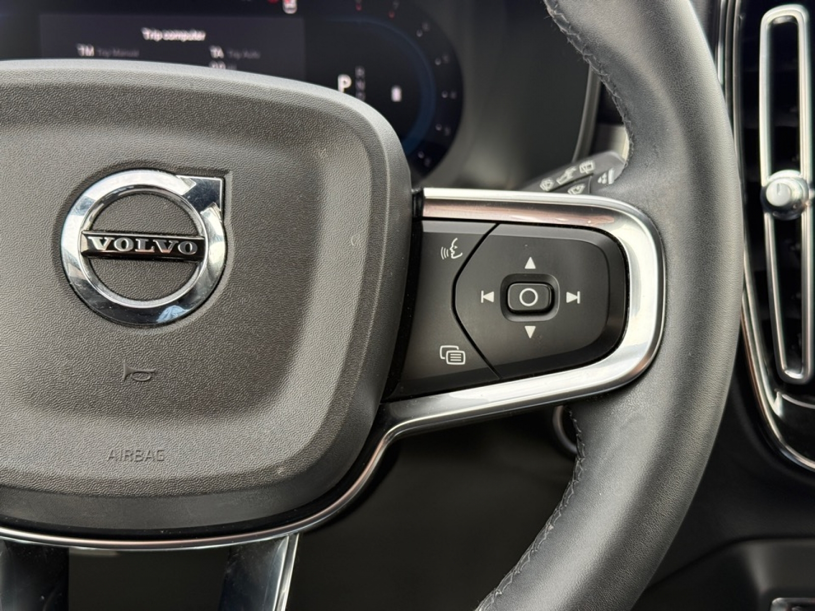 2023 Volvo XC40 B5 Core, 39638, Photo