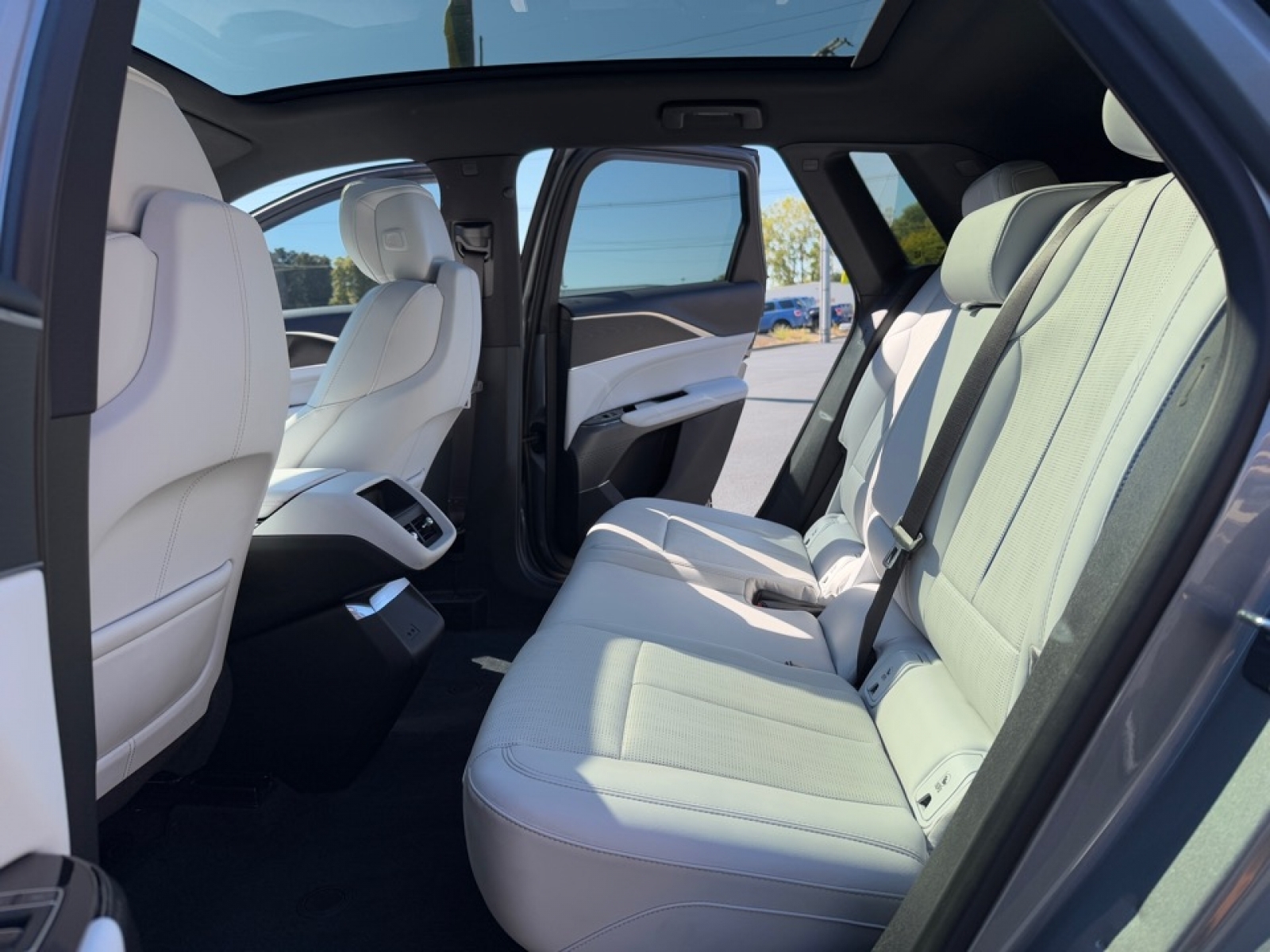 2024 Cadillac LYRIQ Luxury w/1SC, 39047, Photo