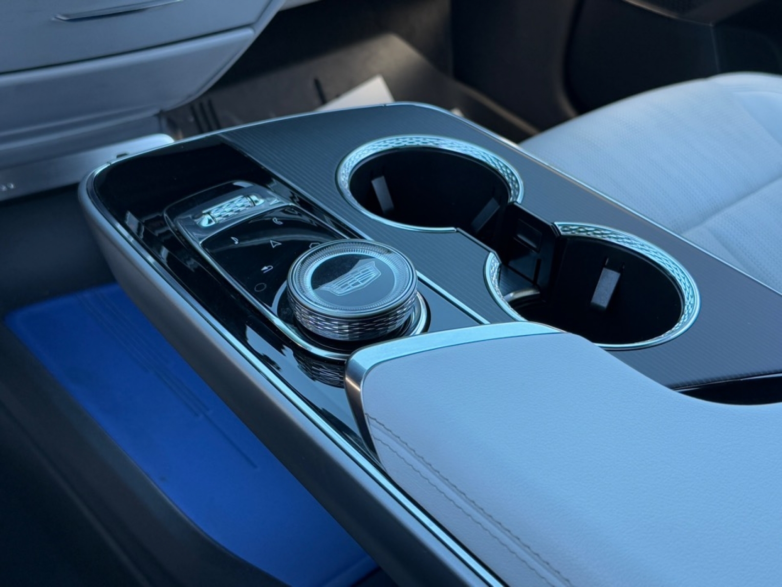 2024 Cadillac LYRIQ Luxury w/1SC, 39047, Photo