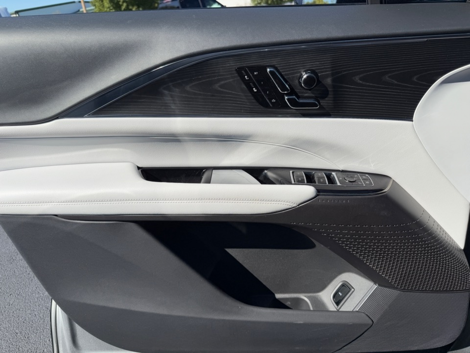 2024 Cadillac LYRIQ Luxury w/1SC, 39047, Photo